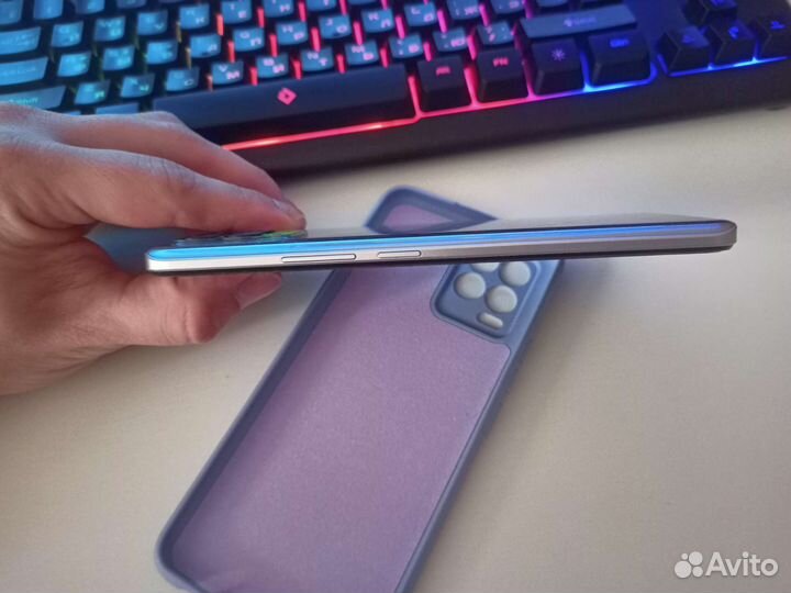 Телефон realme 8