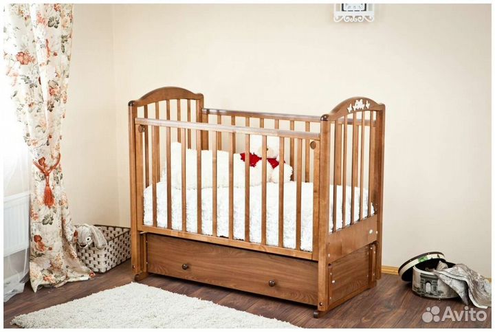 Детская кроватка с поперечным маятником