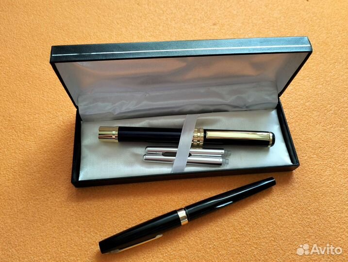 Ручка перьевая с золотым пером