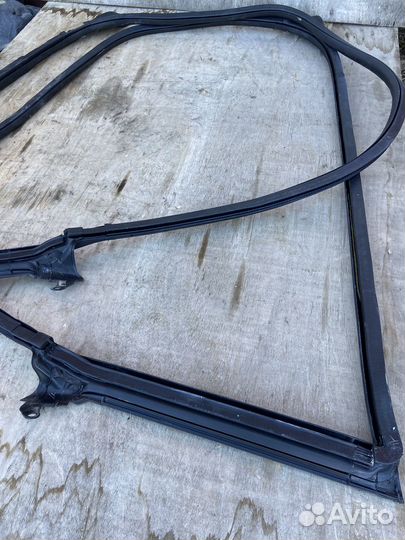 Уплотнитель передней левой даери Audi A5 8T