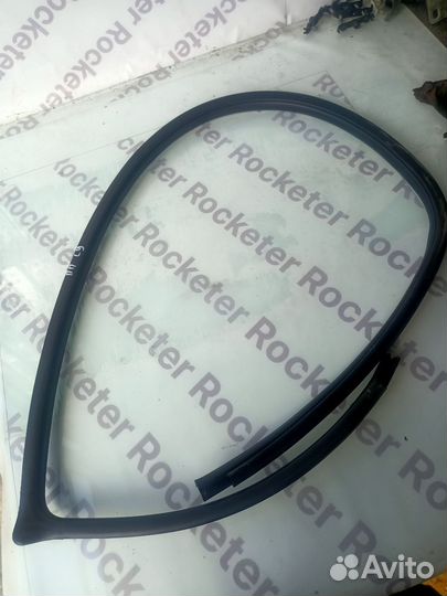 Уплотнительная резинка передняя правая MB Lancer 9