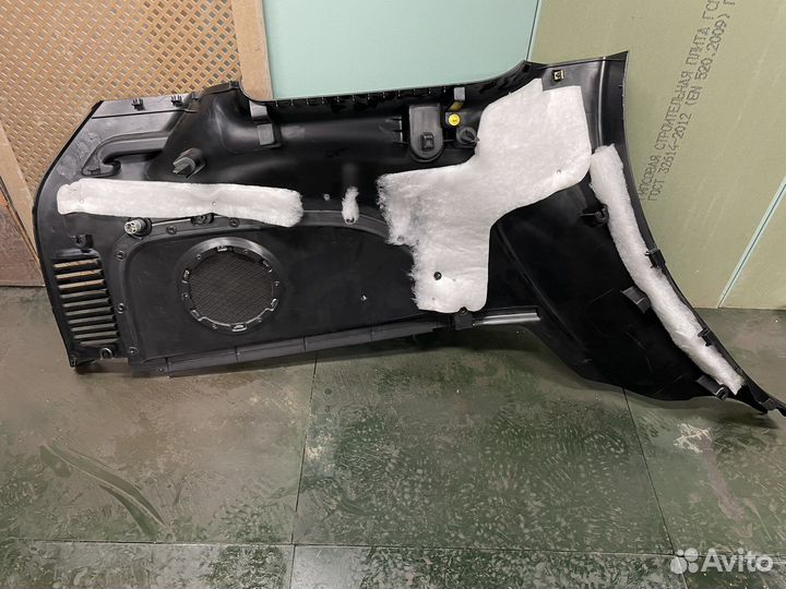 Обшивка багажника правая jeep grand cherokee wk2