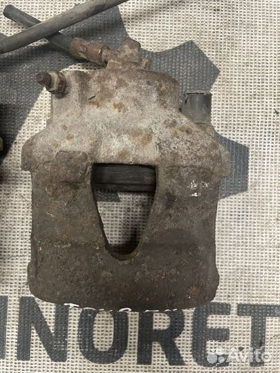 Суппорт передний левый правый Skoda Octavia Tour