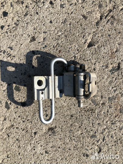 Петля двери передняя правая нижняя Volkswagen Audi