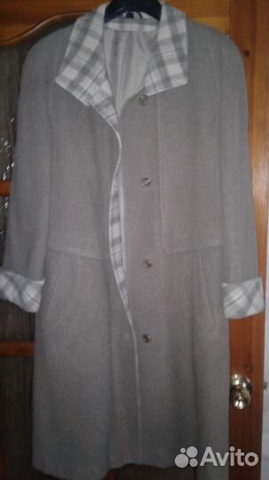 Отличное демисезонное пальто бежевого цвета