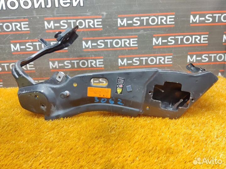 Кронштейн фары передний левый Mercedes-Benz