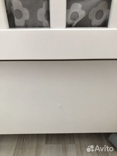 Детская кроватка с маятником