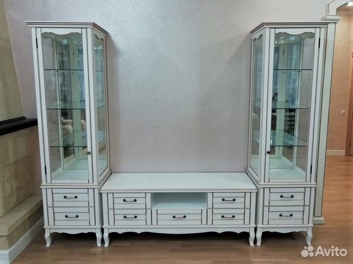 Витрина шкаф на заказ из массива