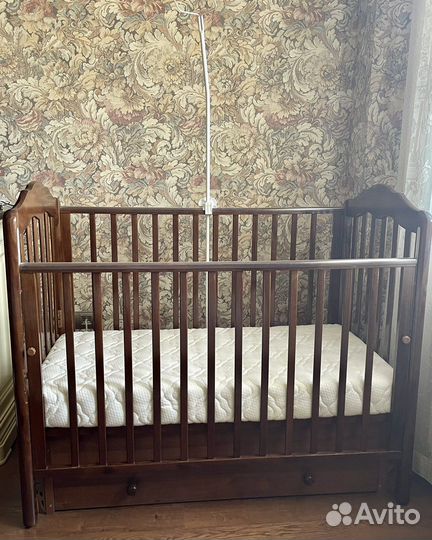 Детская кроватка с универсальным маятником