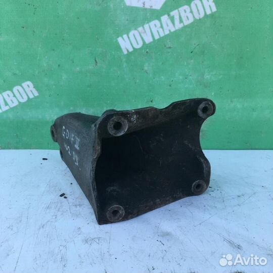 Кронштейн двигателя правый Фольксваген Гольф 3 В