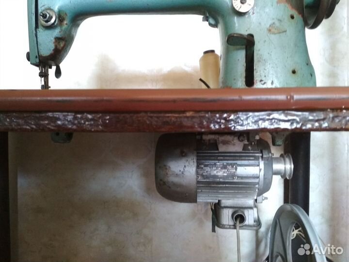 Швейная машина 22 класс со столом и мотором 220 V