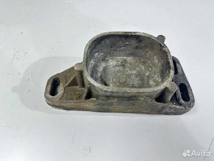 Кронштейн двигателя audi a4 b5 8d0199335