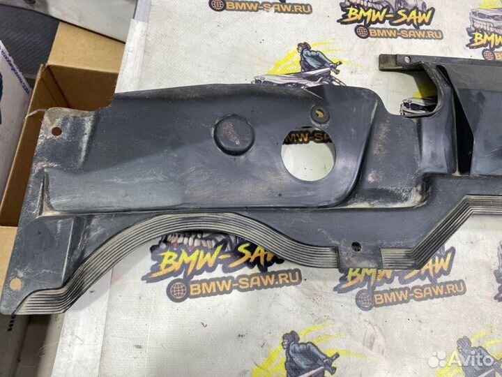 Уплотнитель капота Audi 80 B4 1994