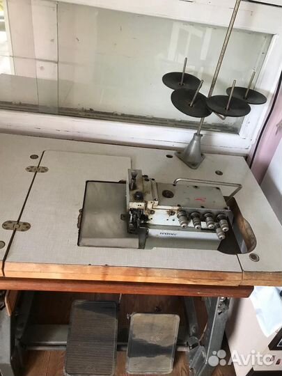 Швейная машина оверлок