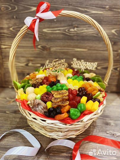 Корзина с сухофруктами и орешками