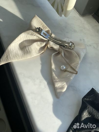 Белый черный атласный бант с жемчужинами