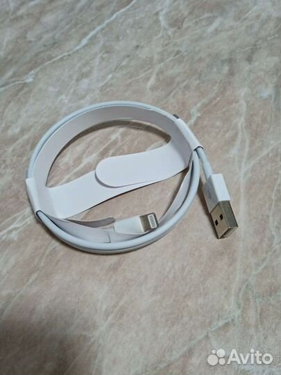 Зарядный шнур на iPhone