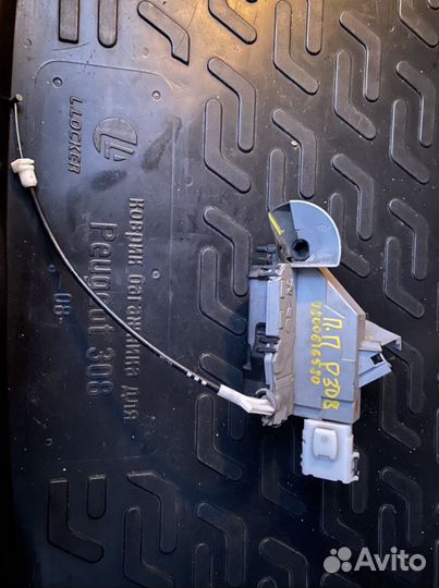 Замок на переднюю дверь правый Пежо 308