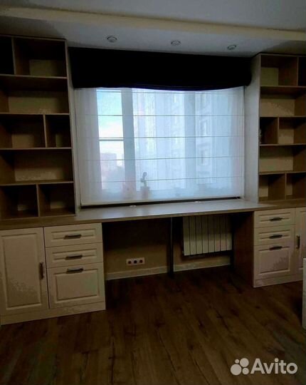 Рабочая зона в углу у окна