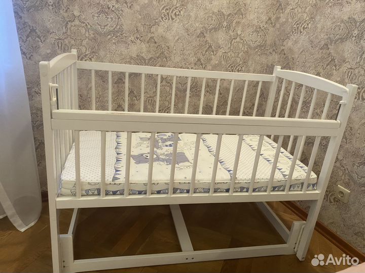 Детская кроватка с маятником