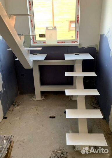 Лестница на металлокаркасе открытого типа