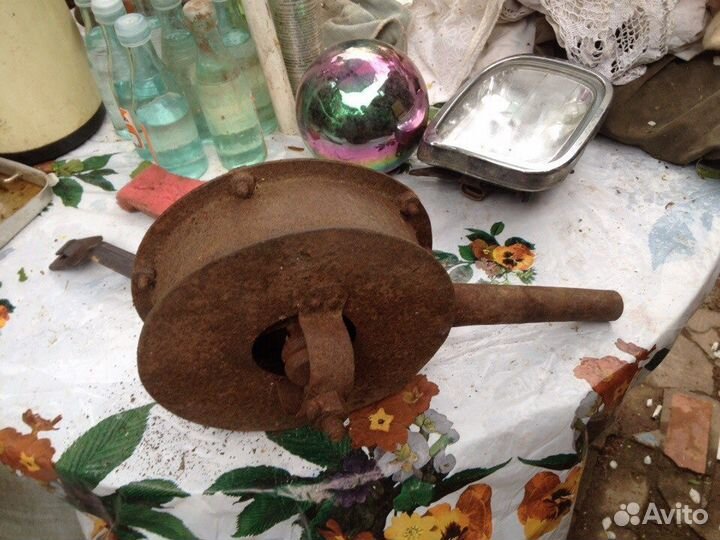 Старинные долбленое корыто и насос