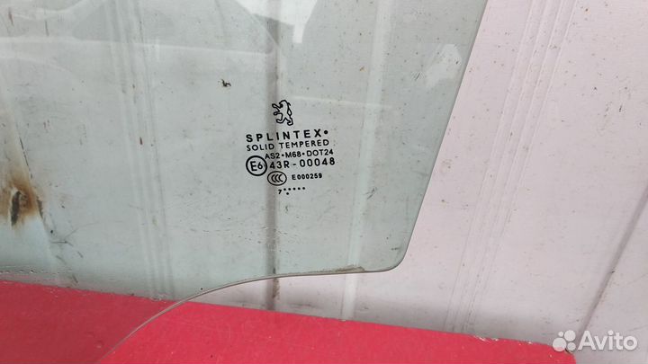 Стекло передней правой двери Peugeot 307