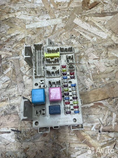 Блок предохранителей toyota avensis 2