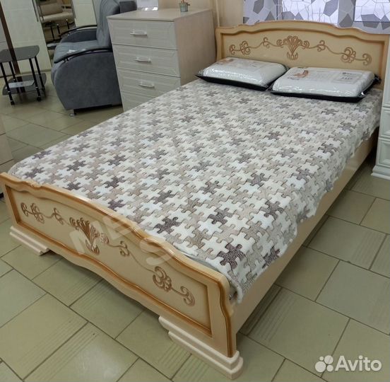 Кровать массив