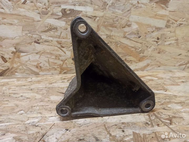 Кронштейн двигателя правый VW Passat B5, Audi A4