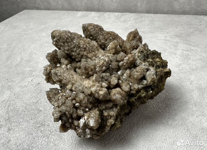 Друза кристаллов кварца с гранатом