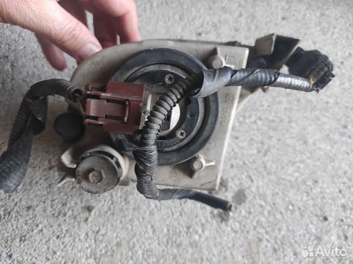 Левая передняя противотуманная фара на lexus IS