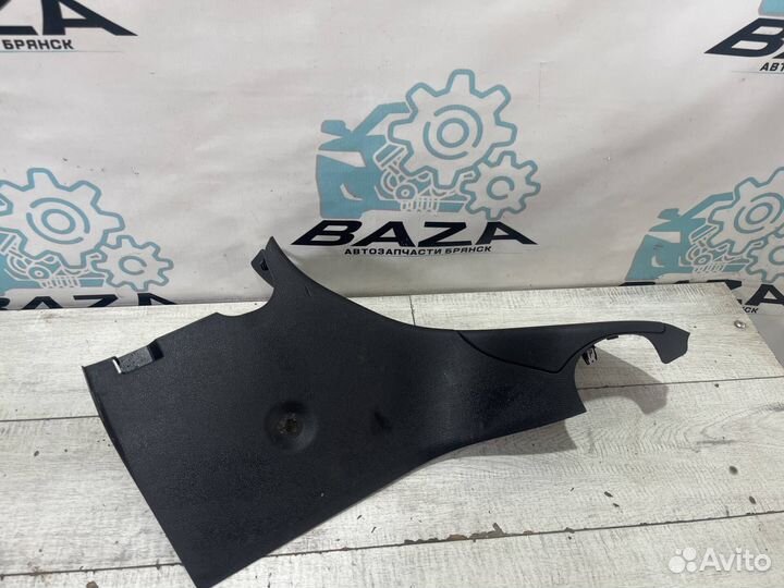 Обшивка багажника левая Ford Focus 3