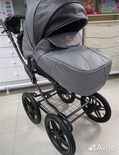 Новая коляска с резиновыми колесами