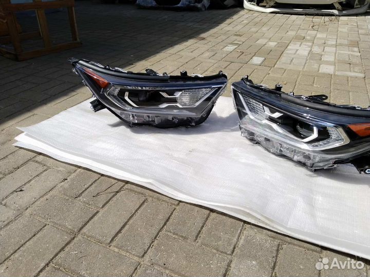 Фары комплект toyota RAV 4 2020 г.в