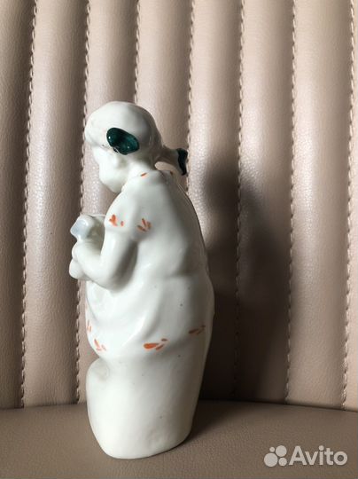 Фарфоровая статуэтка Девочка чистит ботинок СССР