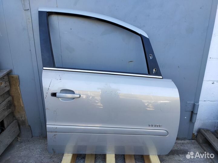 Дверь передняя правая на Opel Zafira B Z163