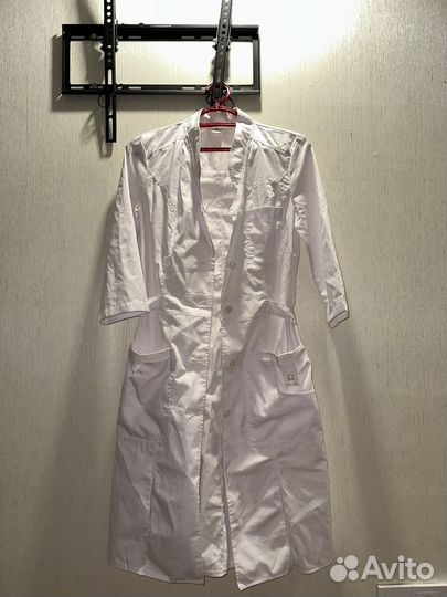 Белый медицинский халат