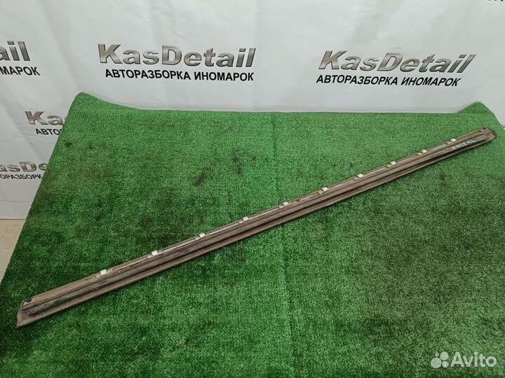 Нижний молдинг передней левой двери Audi a6 c5