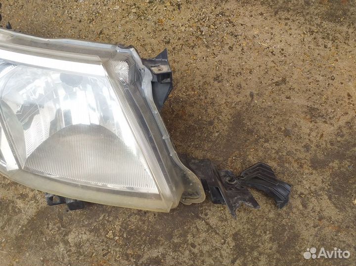 Фара правая Toyota Hilux 7 2010 год