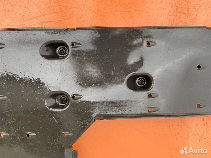 Защита днища кузова передняя правая Lexus Ls