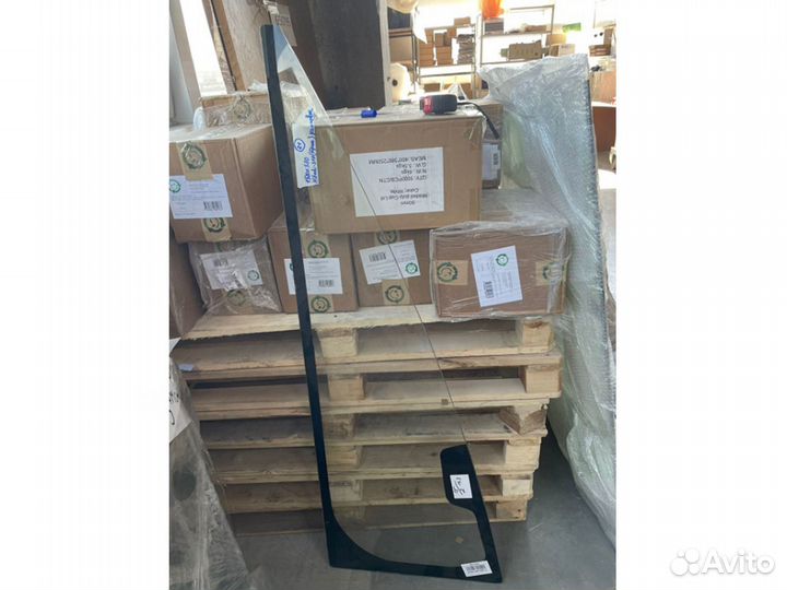 Стекло боковое правое у стрелы New Holland