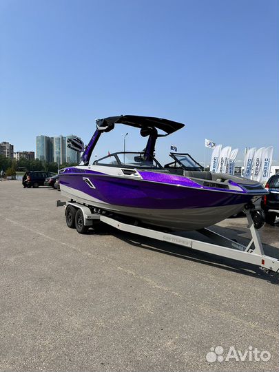 Катер буксировщик Centurion