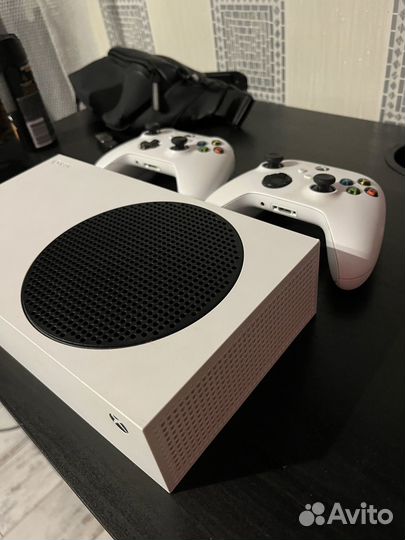 Xbox series s 512gb + 2 геймпада + 2 игры