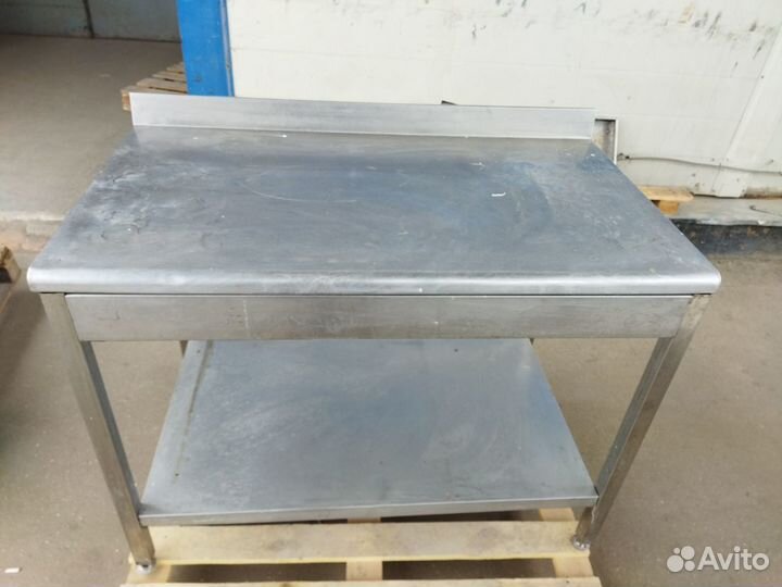 Столы нейтральные на квадратной трубе, на углах