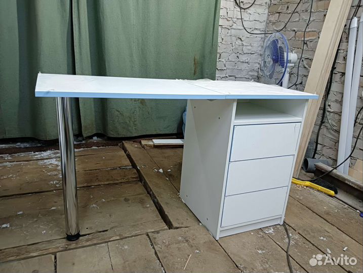 Маникюрный стол