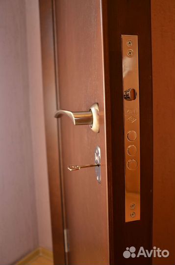 Входная деревянная дверь на мороз