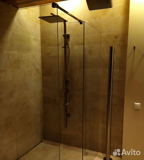 Стеклянные душевые перегородки