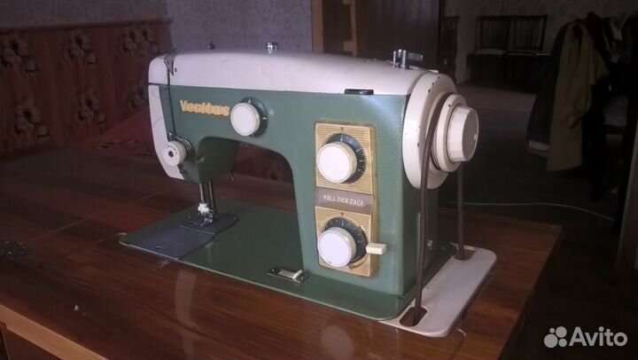 Электрическая швейная машинка Veritas со столом