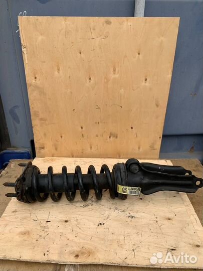 Стойка амортизатора передняя правая Jeep Cherokee